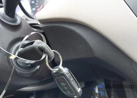 2015 Hyundai Santa Fe Sport 2.4L z USA, uszkodzony, nr VIN 5XYZUDLB1FG238054